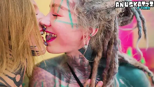 Gotik sürtükler uzaylı canavar yaraklarla anal seks yapıyor