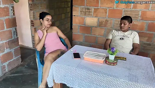 Yana kırmızı tanga yapıyorum ve çığlık atmasını sağlıyorum.