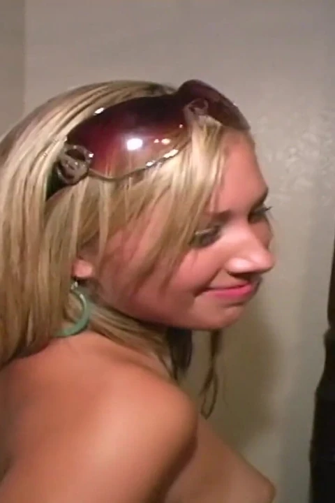 Горячая блондинка дает нам приватное шоу с киской