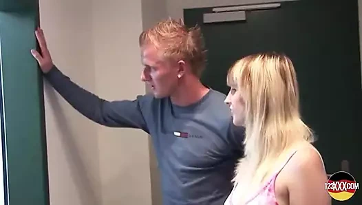 Tatlı sarışın hatun bu büyük yarağı nasıl emmesini biliyor