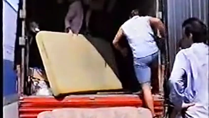 Yaşlı bayanlar, genç erkekler