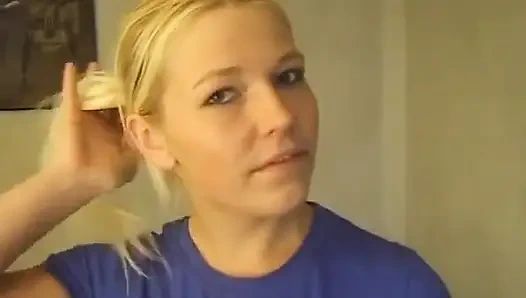 Amatör sarışın büyük yarakları oral seksle tatmin etmeyi seviyor