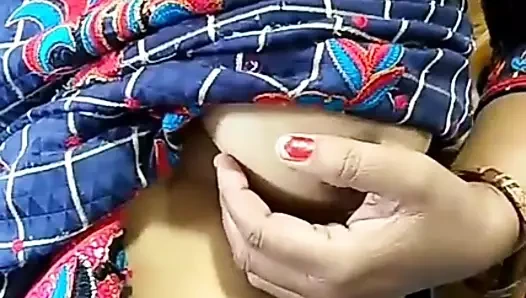 Desi ev hanımı gösteren ona göğüsler ve veren handjob