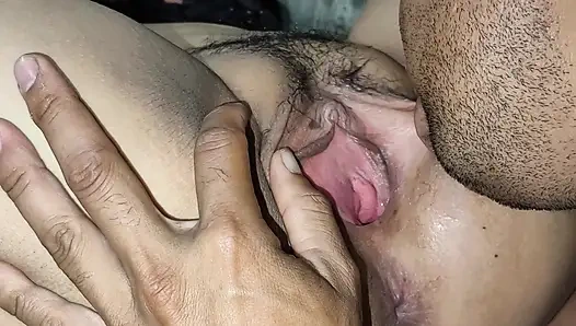 Açık, boşalana ve gerçek, zonklayan bir orgazm olana kadar vajinasını ve klitorisini yala.