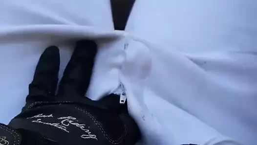 Kendimi kirli binicilik kıyafetlerine sürtüyorum