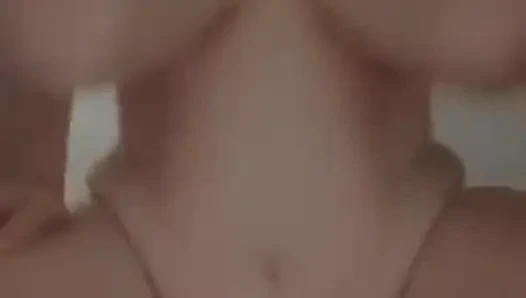 Dildoya biniyor ve memelerini alkışlıyor