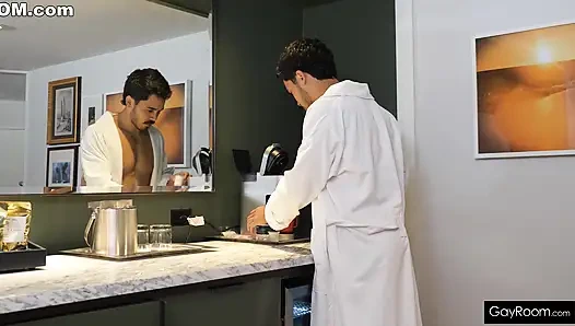 Ricky Rexx oda servisinden biraz göt örneği alıyor