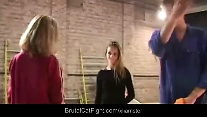 Para için kirli iş yapan genç öğrenciler