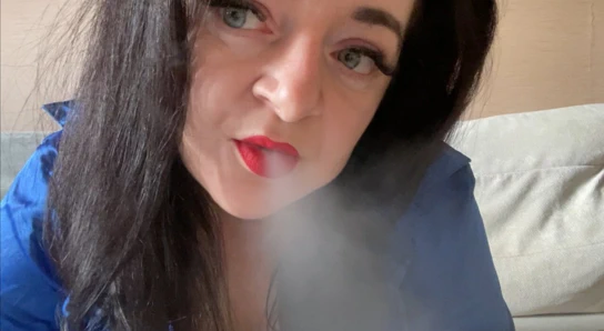 Sıcak Hanım Lara kamerada cinsel olarak sigara içiyor ve büyük göğüslerini gösteriyor