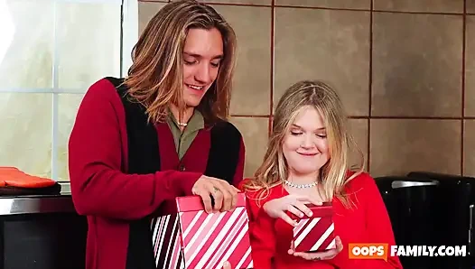 Seksi, ayaklar altında olan üvey kız kardeş ve orta yaşlı seksi üvey annesi yaramaz bir Noel partisinde sikişiyor!