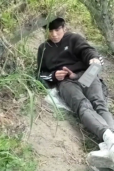Bu eşcinsel ibne dışarıda mastürbasyon yapmak için yarağını sineğine sokuyor