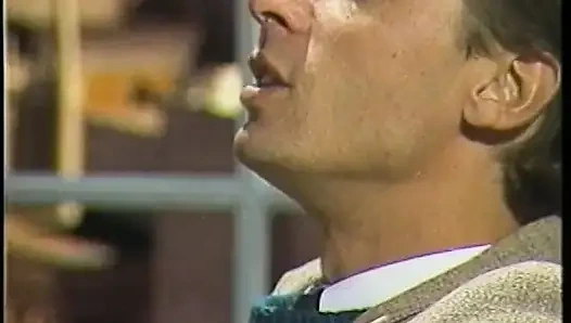 Tıraşlı amcıklı sarışın sürtük büyük bir yarakla sert sikilmeyi seviyor