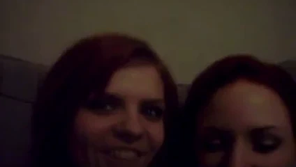 Kızıl saçlı kızlar öpüşme