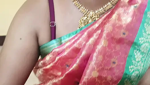 Sari ev hanımı giyiyor