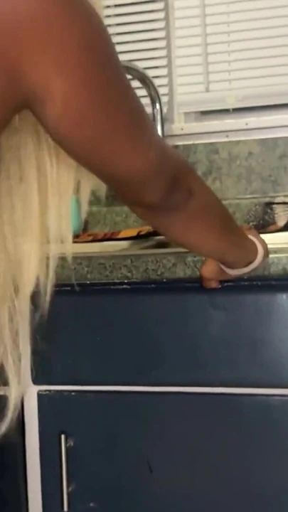 Fijii porno kutusu erkeğine amını sert ve derinden siktikten sonra bir Benz sınıfı alıyor | Klip 1