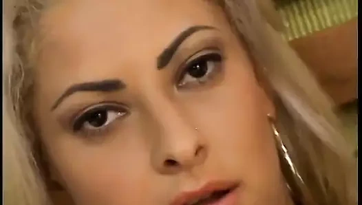 Güzel latin yeterince büyük siyah yarağı alamıyor götünü genişletiyor