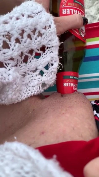 Plaj, kedi ve bir bira şişesi