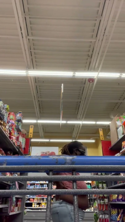 Nookiescookies Walmart'ta meme uçlarını gösteriyor | Klip 2