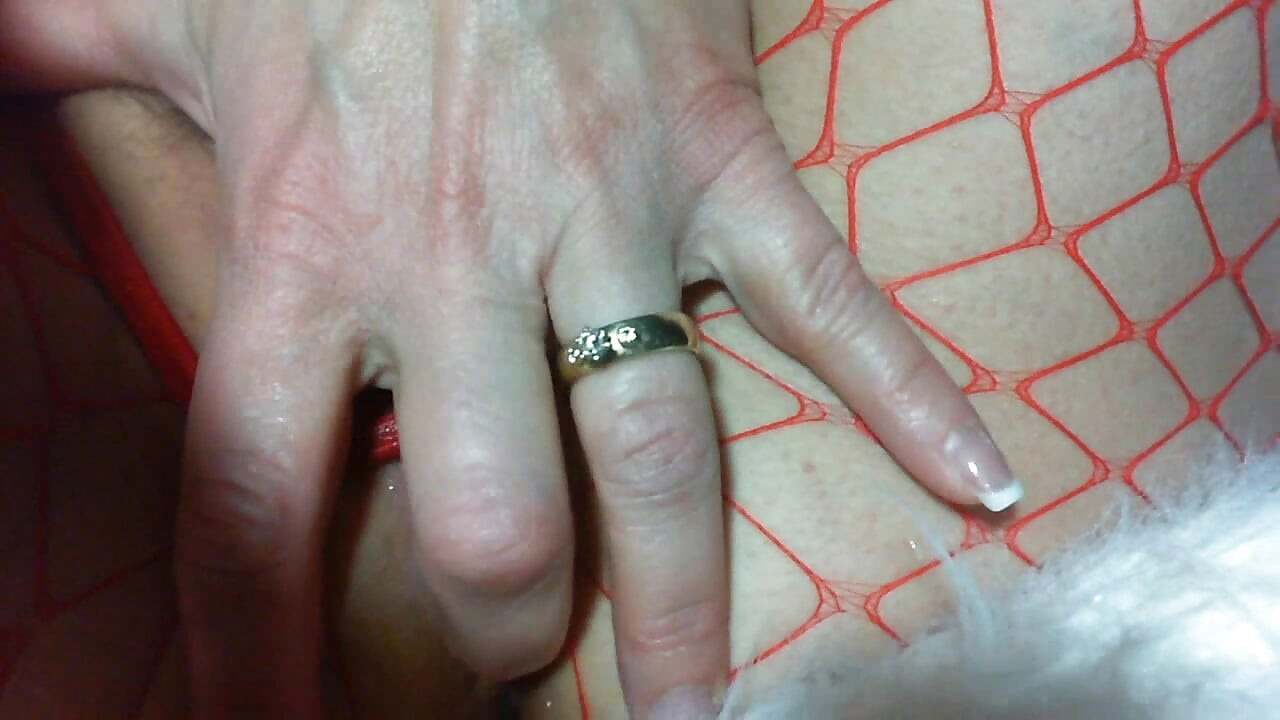Sürtük evli kadın amcığını parmaklıyor