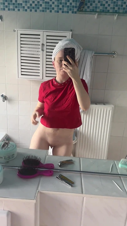 Uzun labialar ve sert meme uçları