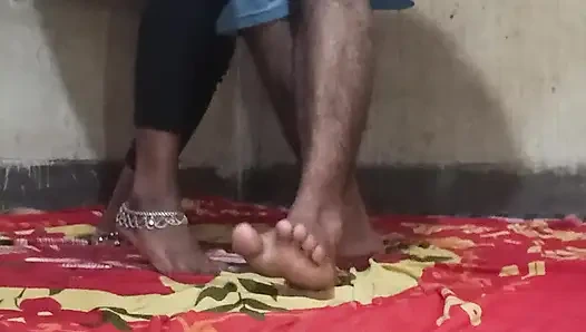 Hintli evli kadın tam dans ediyor