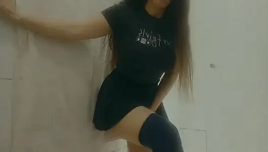 Azgın tatlı kız peri mutluluk banyoda kendine dokunuyor ve amcığı sırılsıklam olurken senin için inliyor