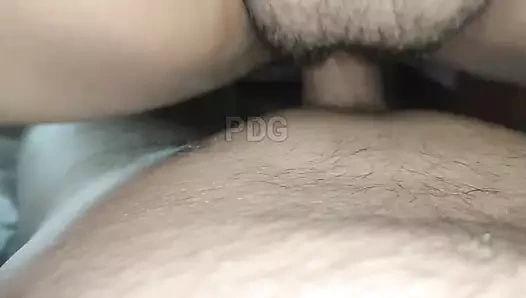 Assamlı seks videosu, domalarak sikişiyor, kocasıyla eğleniyor.