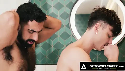 Heteroflexible - buharlı duşta sakso, kıllı sürtük ve ateşli sporcu arasında sert prezervatifsiz anal sekse dönüşüyor