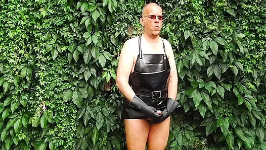 Azgın lastik bahçıvan 27 (ıslak oyun ve sidik)