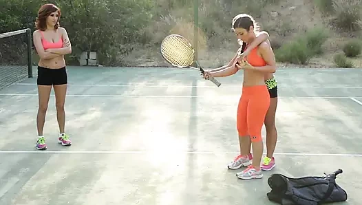 Şanslı kız güzel bir masaj yaptırıyor ve amcık yalıyor