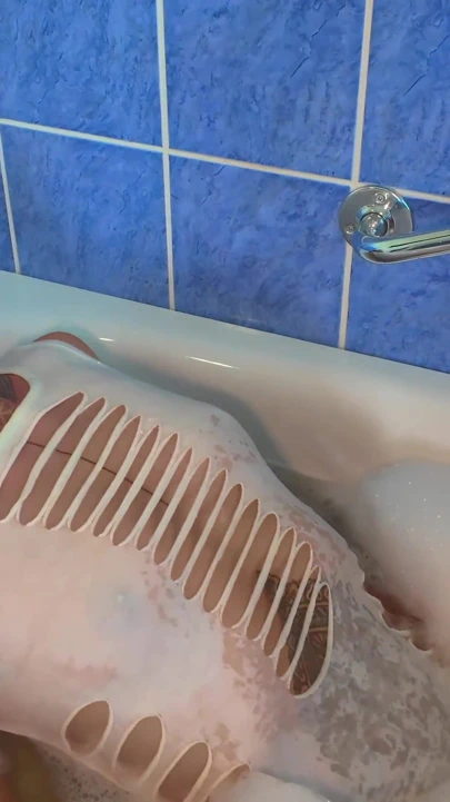 Onu Wetlook ile tanıştırıyor, tamamen giyinik banyoda sapık uyanıyor