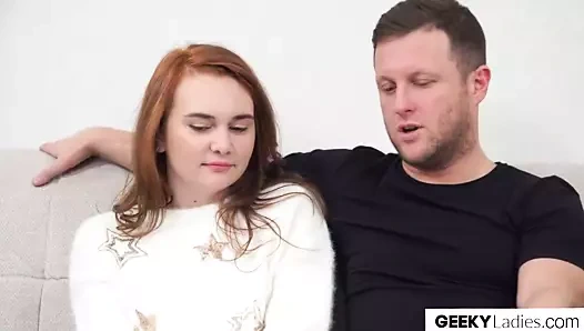 geeky kızıl saçlı adam önce doggystyle üfleme