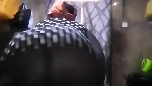 Afrikalı amatör büyük göğüsler twerk yapıyor
