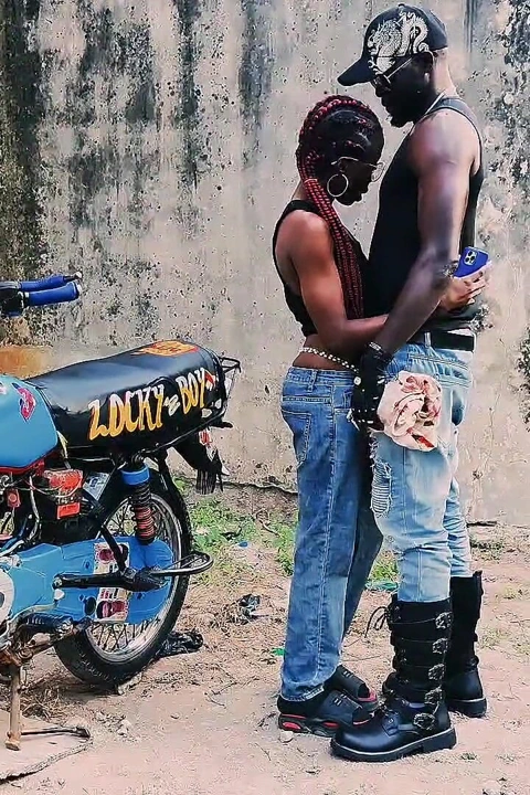 Seksi minyon motorcu Vera motosiklet turunda sikişmesi için büyük zenci yarağını baştan çıkarıyor