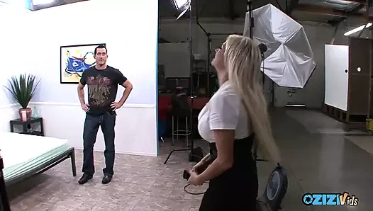 Sürtük Nikita sıkı amcığını siktirmek için stüdyoya geldi