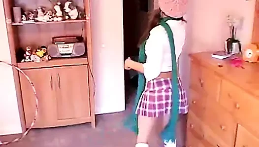Seksi sarışın genç kız ıslak amcığını oynuyor