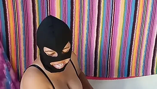 Azgın desi evli kadın maskeli gırtlağına kadar sikişiyor