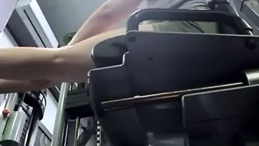 Spor salonu mastürbasyonu: Fit spor salonundaki azgın güzellik amına masaj yapıyor ve soyunma odasında bir bankta fışkırtıyor