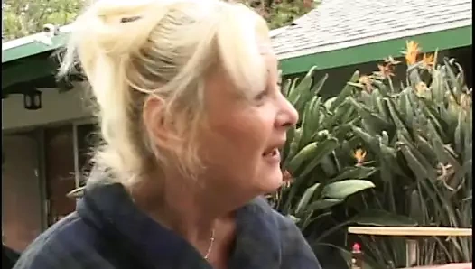 Esmer kız öğrenci sarışın milf için onu traş kedi açar