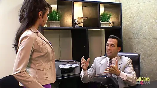 Dansçıları ofise davet eden dansçılar orta yaşlı seksi kadınlar için iki dölleme ile grup sekse dönüşüyor