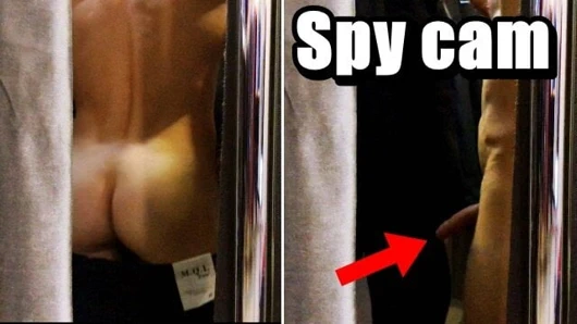 Mağazanın soyunma odasında bir adam