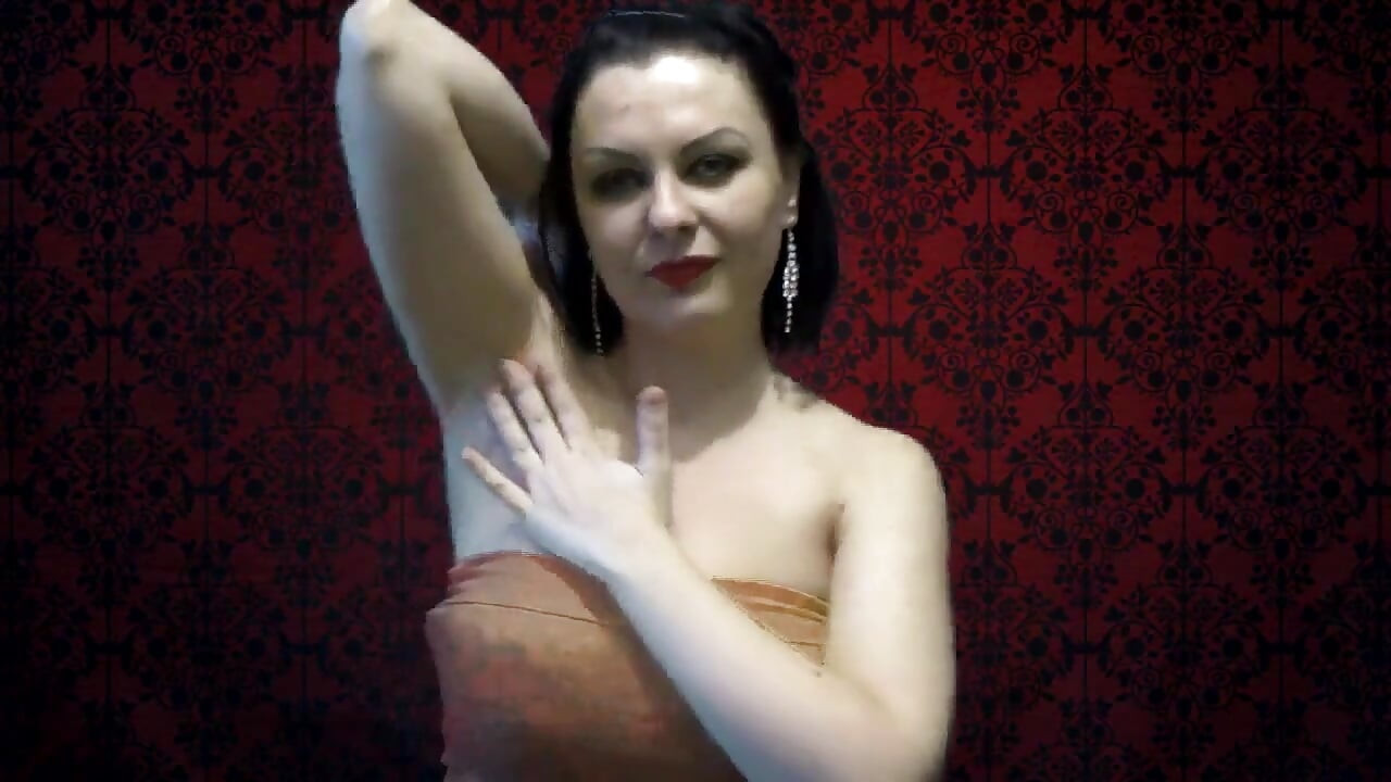 Edepsizce konuşan esmer orta yaşlı seksi kadın