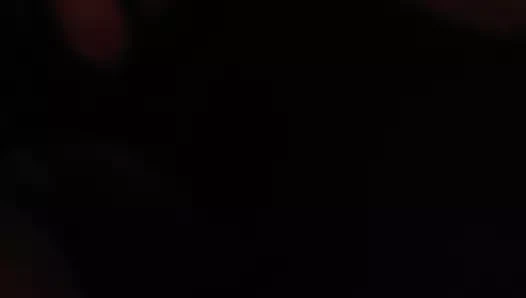 Siyah bir han ile sıcak puding içinde oynayan beyaz çikolata