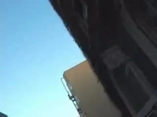 Kız kapıyı emiyor