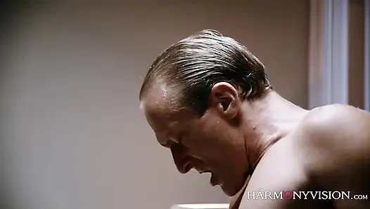 Kira Queen amcığını spermle kaplıyor