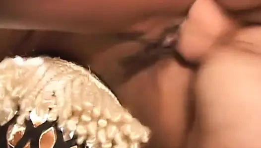 Muhteşem esmer hatun siyah göt deliğini beyaz yarakla siktiriyor
