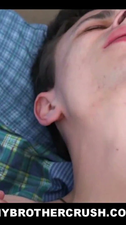 Sevimli genç twink üvey kardeş seks ile büyük stepbrother pov | Klip 1