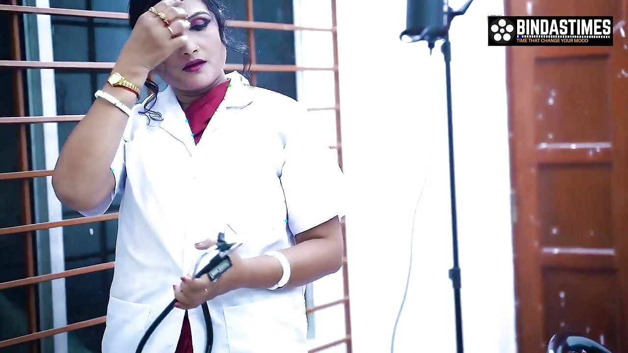 Seksi azgın doktor Riya hastasına seks ve boşalma için yardım ediyor