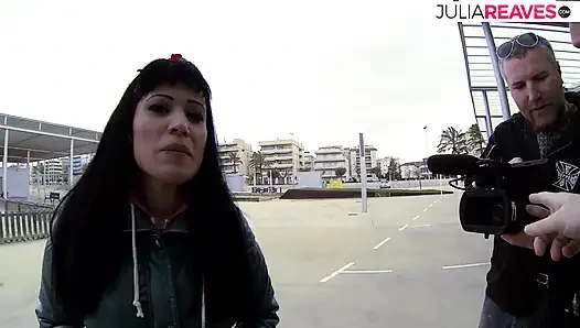 Ateşli kaltak üçlü sekste başka birini emerken büyük bir yarağa biniyor