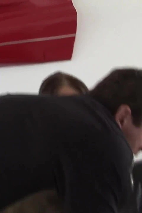 Büyük götlü azgın sürtük her iki delikten de sikiliyor